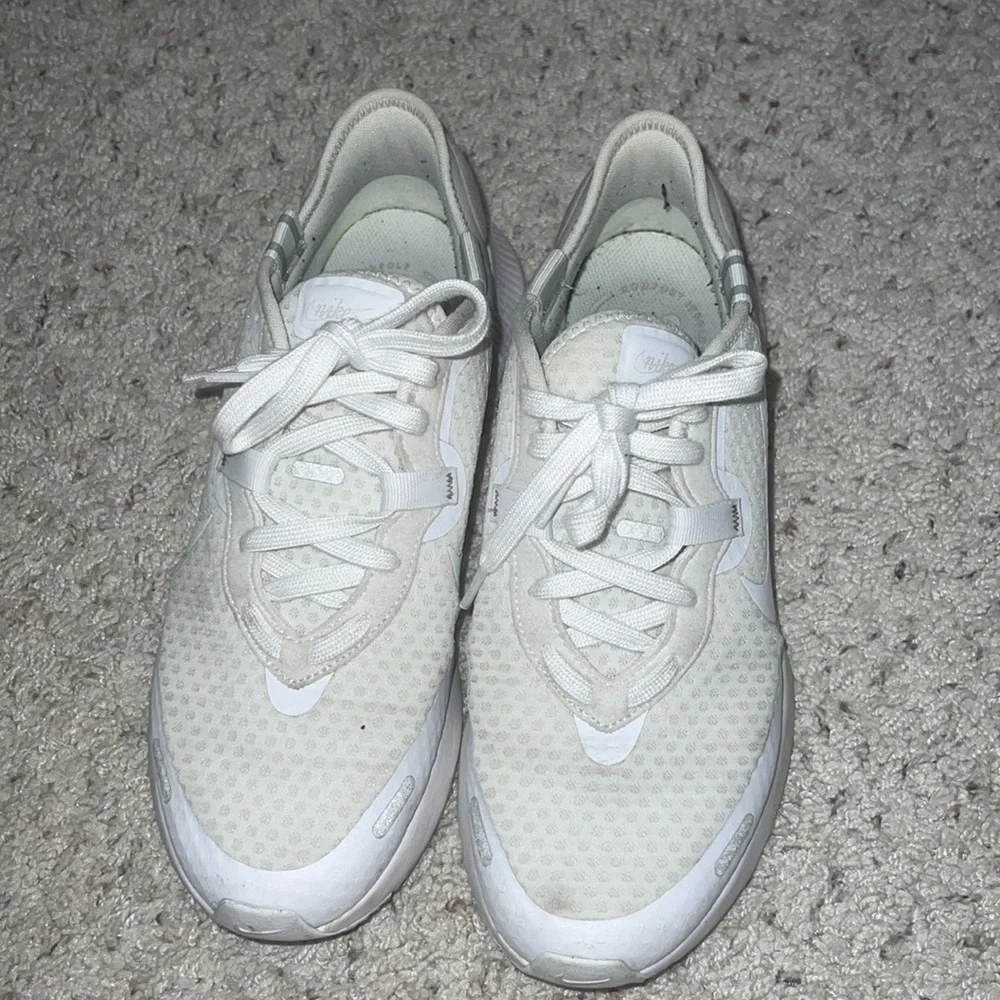 NIKE REPOSTO WHITE RUNNING SHOES